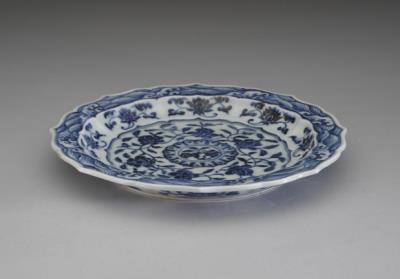 图片[2]-Hibiscus-shaped dish with flowers decoration in underglaze blue, Ming dynasty, Yongle reign (1403-1424)-China Archive